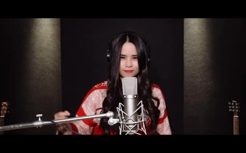 女生翻唱闽南语神曲《爱情的骗子我问你》
