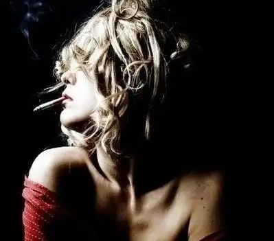 抽烟女生温柔伤感美图