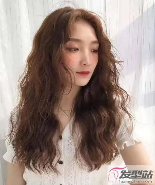 最显气质长发烫发 温柔妩媚无敌浪漫_发型站_最新流行发型设计发型