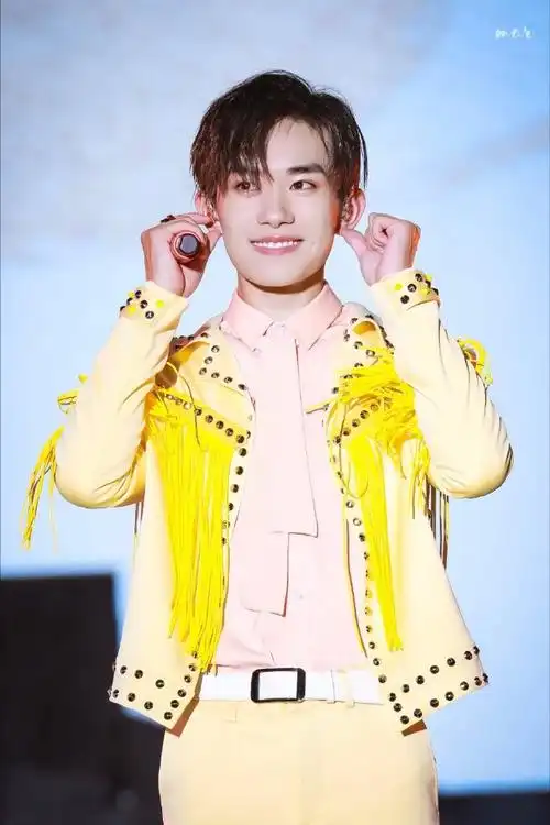 网友偶遇易烊千玺看展##易烊千玺帮我扛下了所有压力