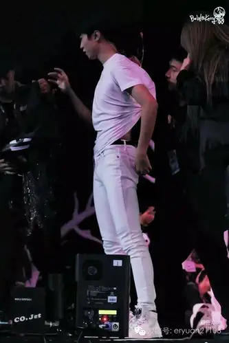 王俊凯这回真的露出了小蛮腰;露肉啦