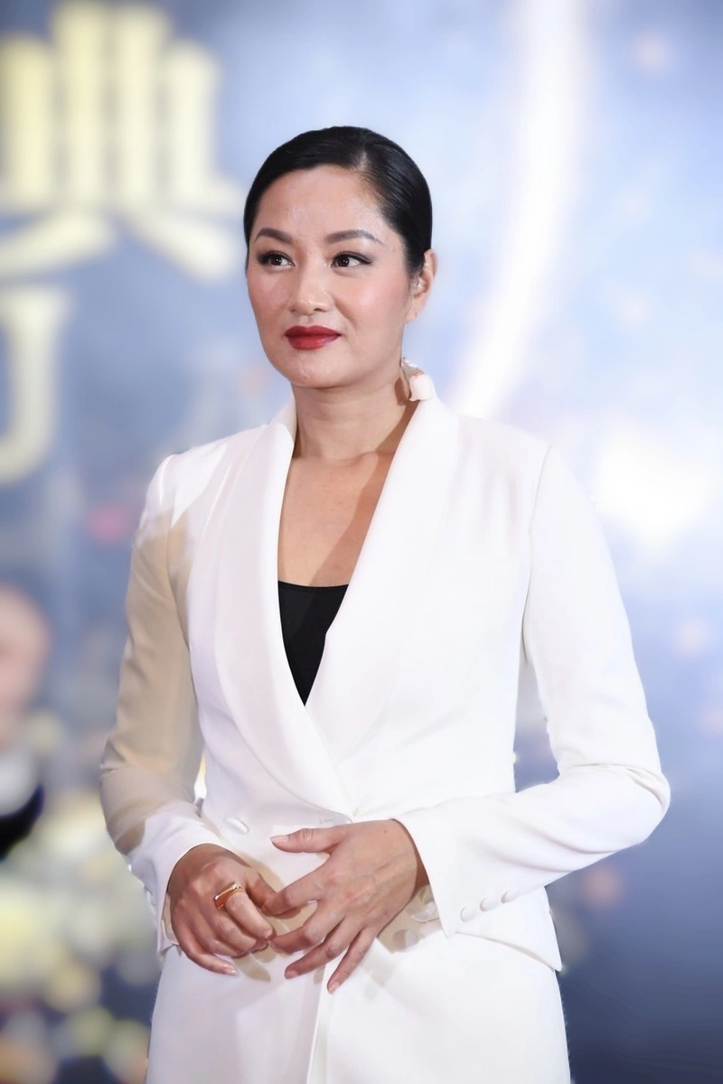 瞿颖瘦了16斤美回来了,白色西装玩下衣失踪,"酒杯腿"惹人羡