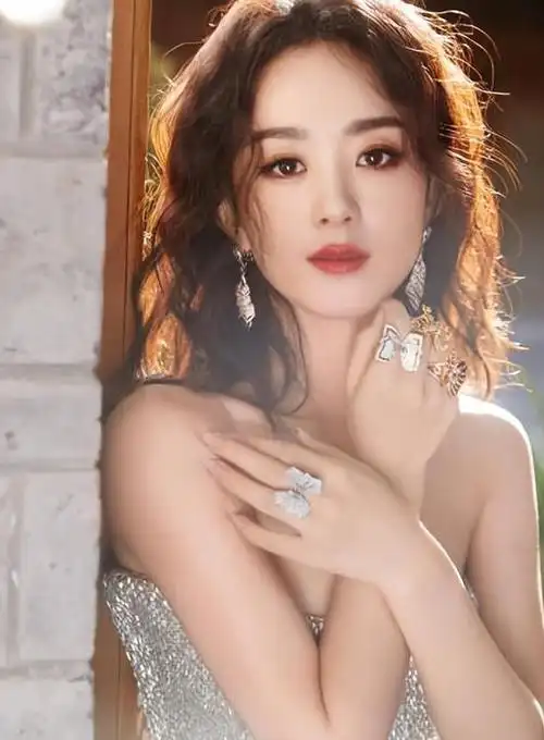 赵丽颖最新活动照好惊艳双手戴四个戒指贵气十足钻石头饰抢镜