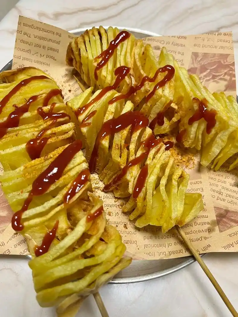 空气炸锅旋风薯塔|香香脆脆!1️⃣土豆切成长方形.筷子放两侧 -