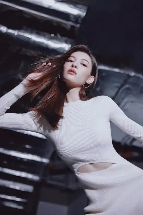 钟楚曦美照 身穿白色修身长裙 腹部挖空设计凸显腹肌线条十分吸睛