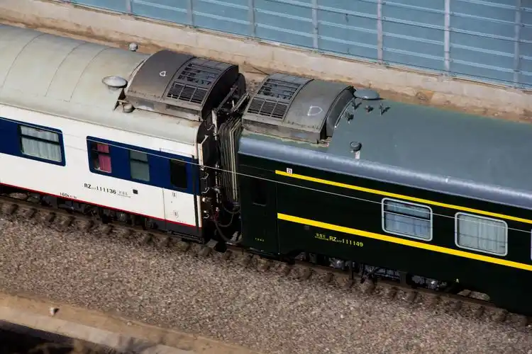 为什么有些火车会有一节绿皮车厢