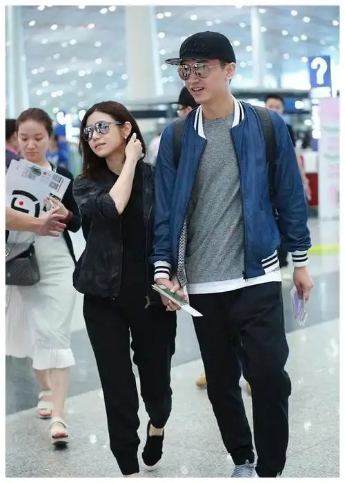 陈晓陈妍希牵手走机场,陈晓罕见露笑容,陈妍希打扮清爽像学生