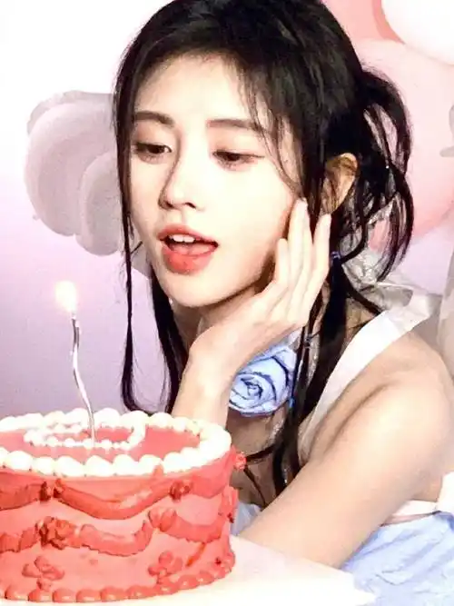 鞠婧祎生日化身天使美人,俏皮灵动超甜美,胸口美人痣抢镜_蛋糕_祝福