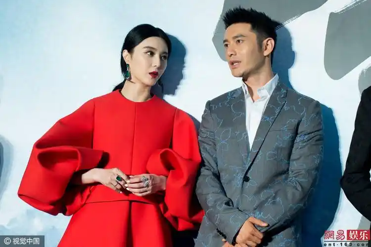 范冰冰一袭红裙与黄晓明热聊
