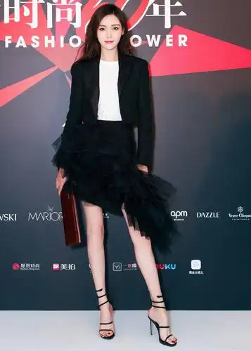 唐嫣本来身高就很高,演那些黑化性格的人物总是惊艳到我.