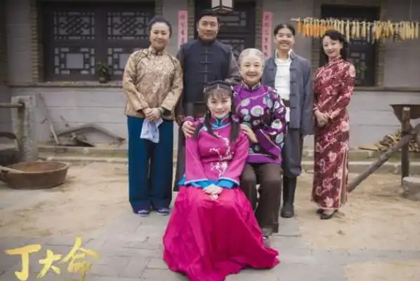 原来《丁大命》宣传属于典型的民国年代剧,剧情会透露浓郁的东北喜剧