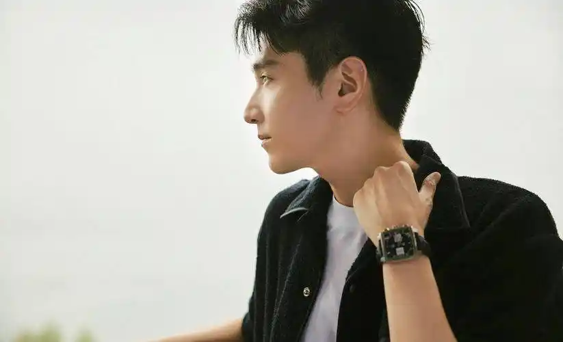 37岁赵又廷阳台晒表不露正面冻龄侧脸搭泰格豪雅满满少年样_monaco