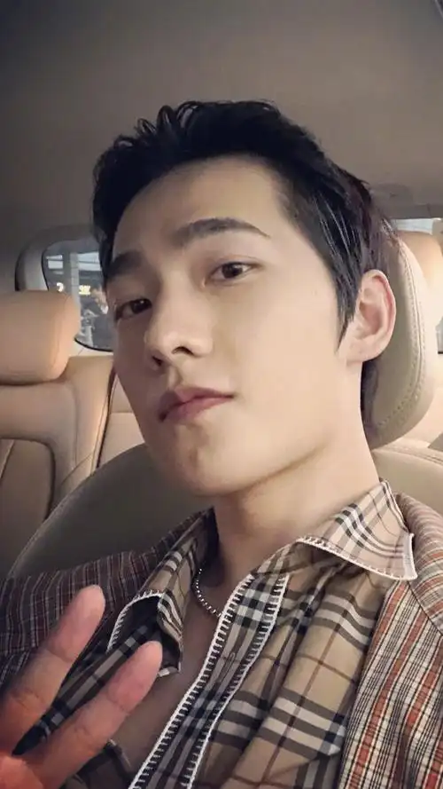 【爪机适配壁纸】杨洋!更博!这熟悉的自拍风格