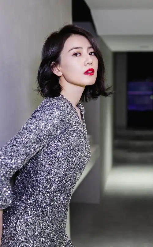 在这次写真时尚大片当中,高圆圆也是罕见的走起性感美艳的女明星风范