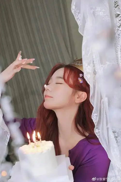 组图张紫宁晒写真庆祝生日紫色吊带碎花裙清新似蓝莓软糖