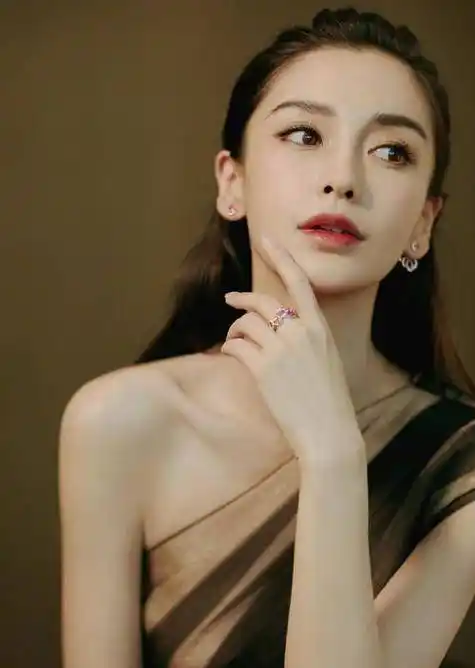 baby再晒照心情不佳,盘点angelababy的各种时尚时刻_身材_杨颖_体重