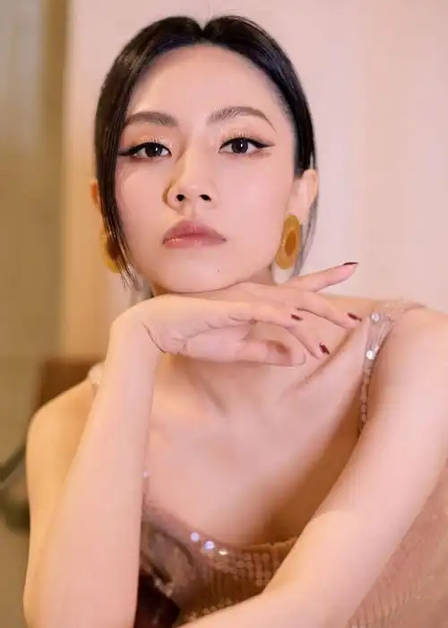 刘惜君亮片点缀的裙身长发高马尾造型将时尚与性感完美融合