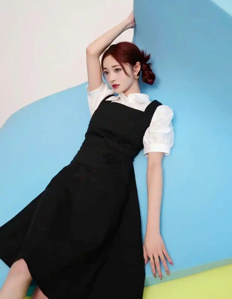 周洁琼高跟凉鞋美腿