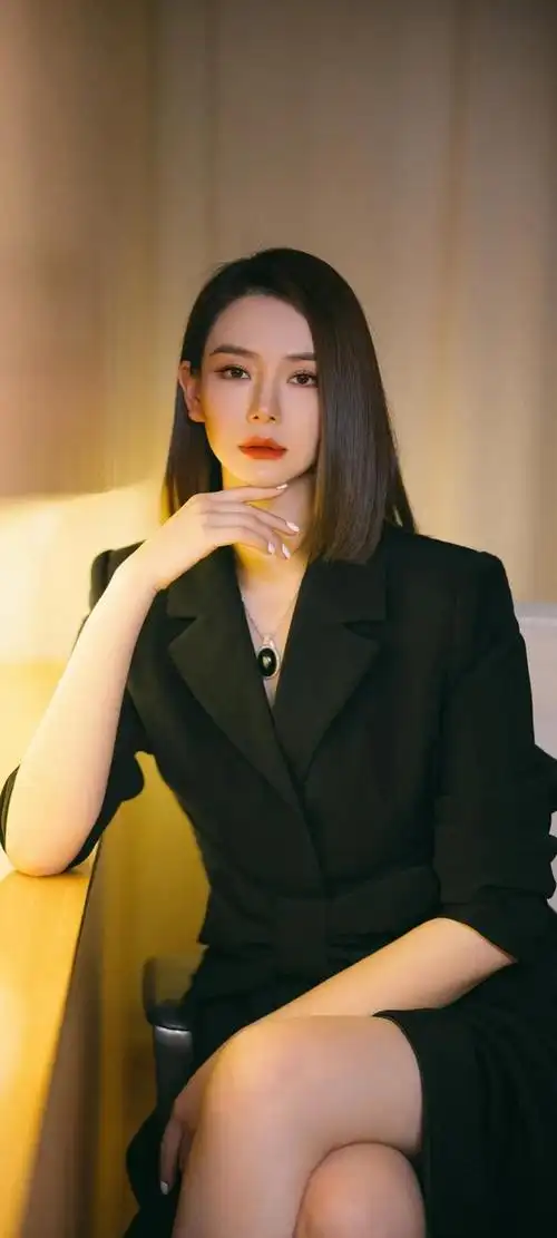 壁纸!时尚潮人,个性美丽,女王气质的戚薇_网易订阅