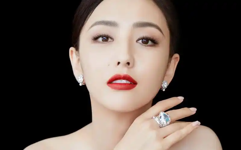 佟丽娅吊带礼服性感图片桌面壁纸