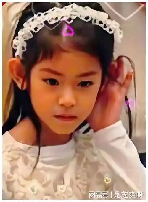 漂亮的小海豚林心如和霍建华一直以来都非常注重保护女儿的隐私,这次