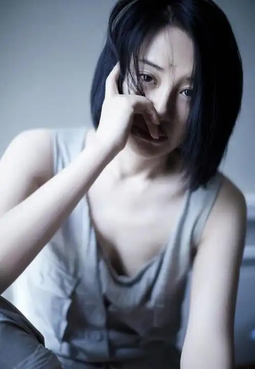 许晴终于穿的保守了一次,短发造型很生活,看着也让人感觉到舒服_腾讯