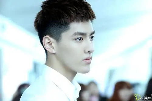 16岁男生应该剪个什么的发型比较帅比较酷.