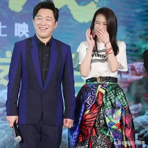 回顾黄渤曾被林志玲公开表白成名后娶初恋为妻两人恩爱至今