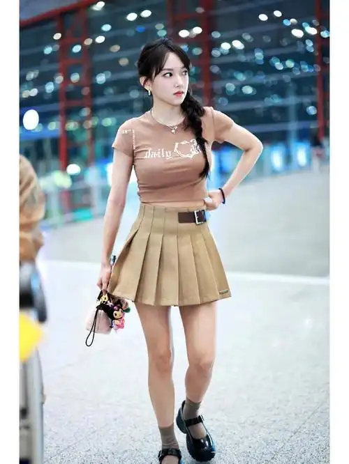 又被程潇的3d侧面惊艳了!一头粉发像芭比,穿背心 半身裙好洋气