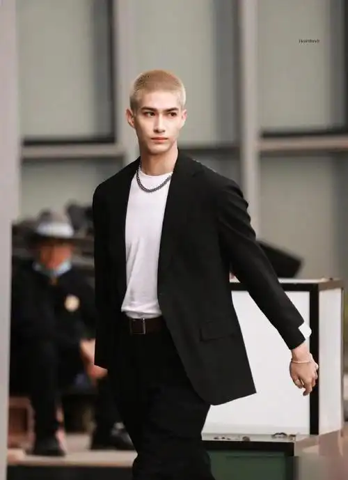 《创4》米卡旧照:对镜子做鬼脸显油腻,和马庆怜合照更是没眼看|自拍