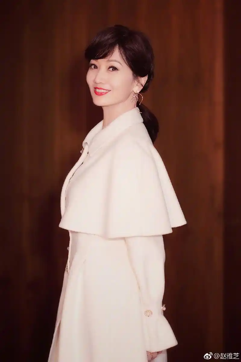 赵雅芝穿白色大衣显端庄 温柔凝视镜头气质高雅
