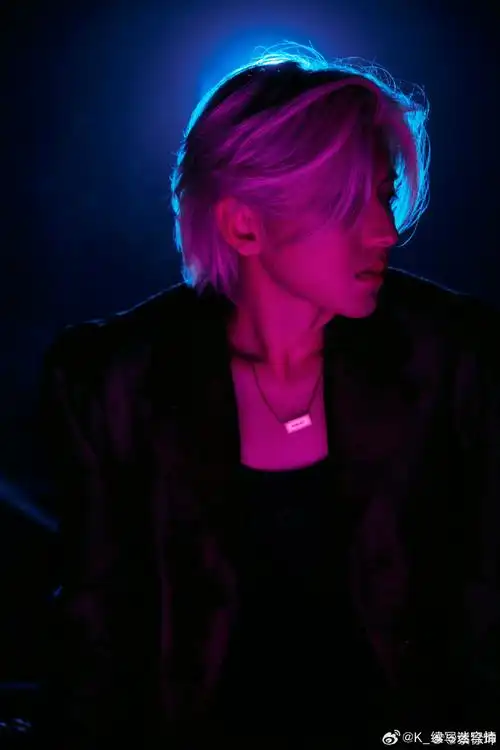 蔡徐坤#cxk范思哲全球代言人蔡徐坤超话    "为初恋之神提笔 以暗的