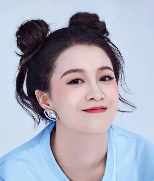 李嘉格演绎"红"妆 可御姐可少女