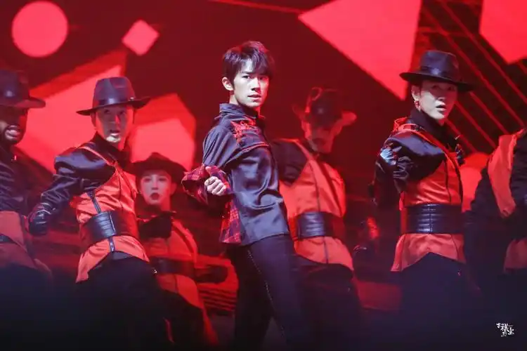 tfboys四周年alivefour# "你们不离,我们不弃" 易烊千玺舞蹈秀