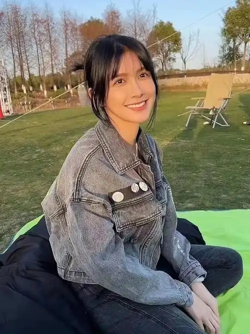 蔡卓宜私服78用牛仔外套演绎出不一样的甜78!