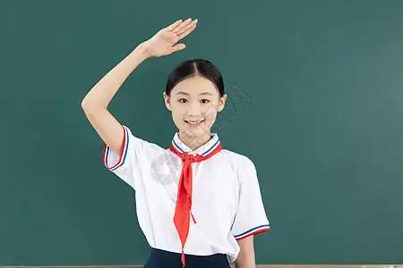 少先队员举旗敬礼图片