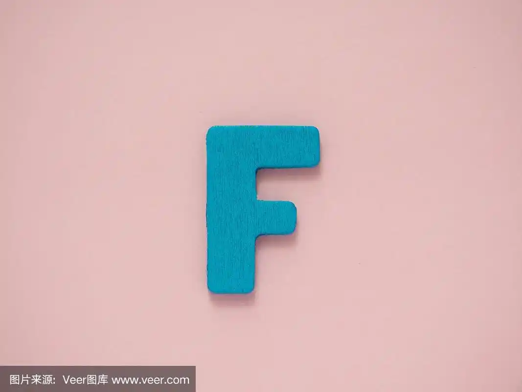 大写字母f,粉红色背景上木头上的蓝色字母f.
