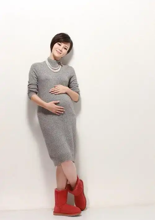 女星刘孜再次挺着7月的大肚子为某杂志拍摄了美照.