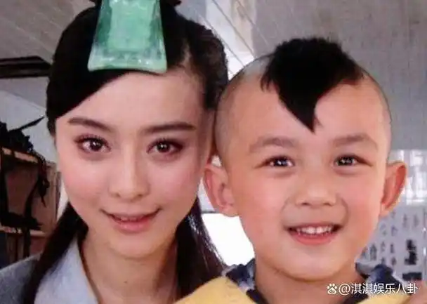 小时候的吴磊站在刘涛身边,两人的童真和纯粹相映成趣.