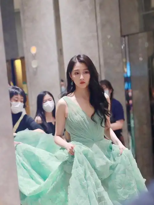 仙气飘飘!关晓彤穿薄荷绿长裙肤白胜雪
