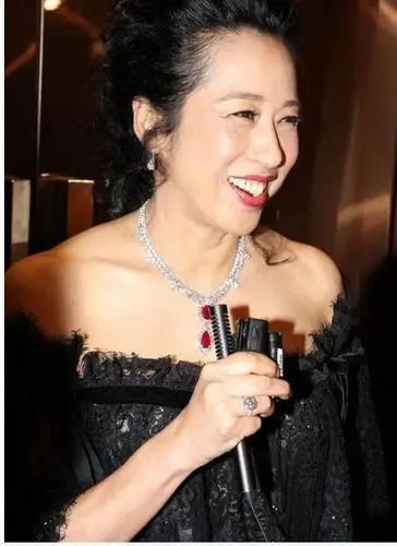 郭晶晶60岁婆婆现身腰果眼抢镜网友这种眼型最招财