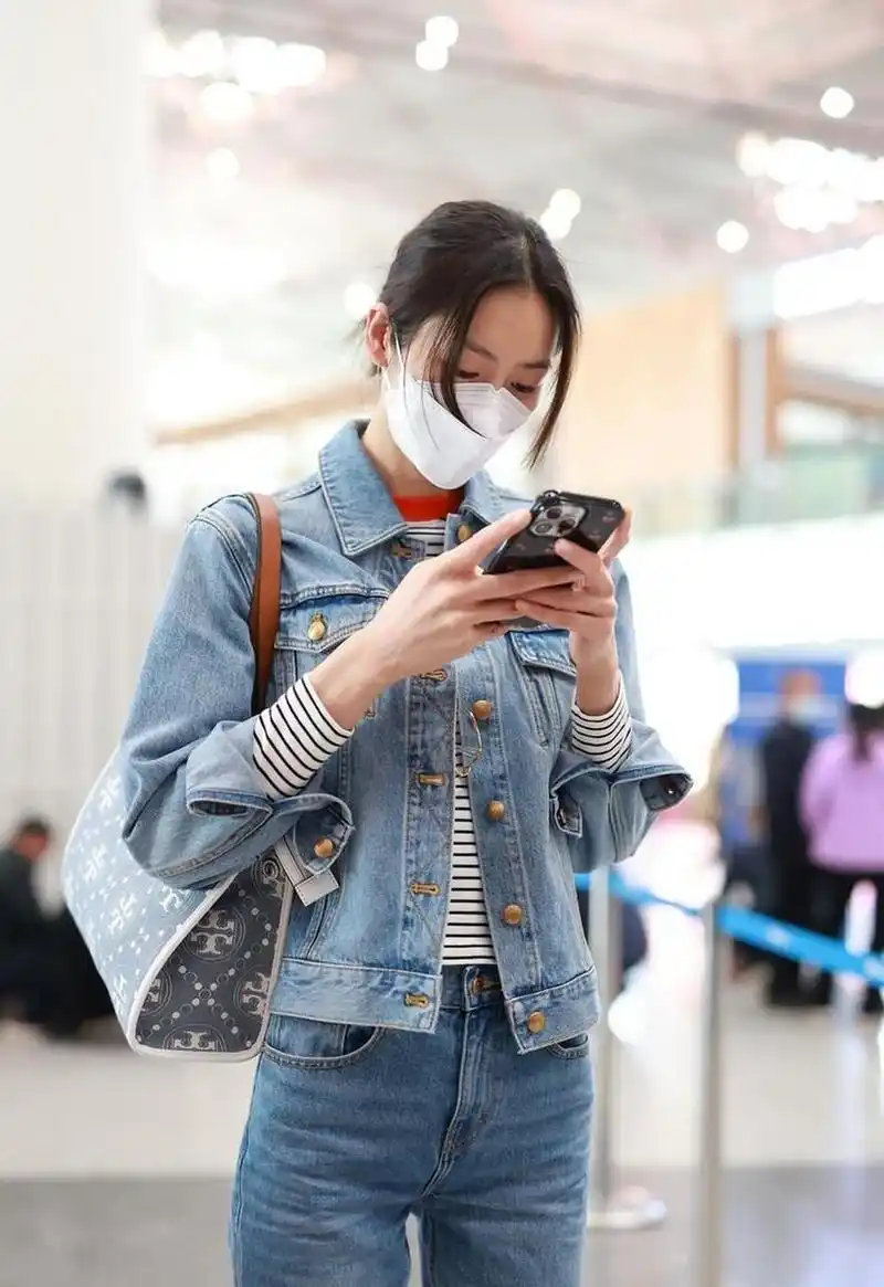 刘雯机场街拍,牛仔套装搭配条纹t恤,身材高挑气场全开. 你的看法怎样?