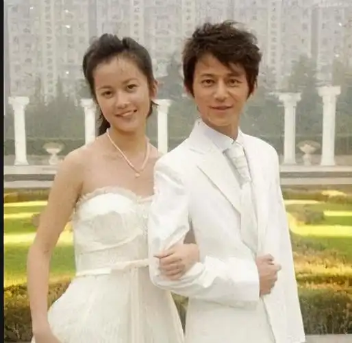 何炅恋情再曝光还是卓伟当年拍到的王菁深夜穿情侣装同回家