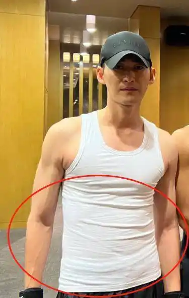 陈伟霆晒健身照,半裸上身无赘肉,鲨鱼肌明显,网友:p图都不敢_身材