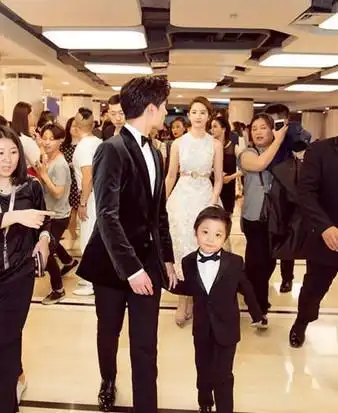 浅浅过来,看上去好恩爱的一家人,比宋承宪这个没有担当的男人强太多了