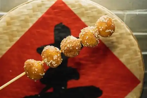 还软塌塌的,几分钟之后,外层的红糖结住,变成一个个光滑圆溜溜的球体