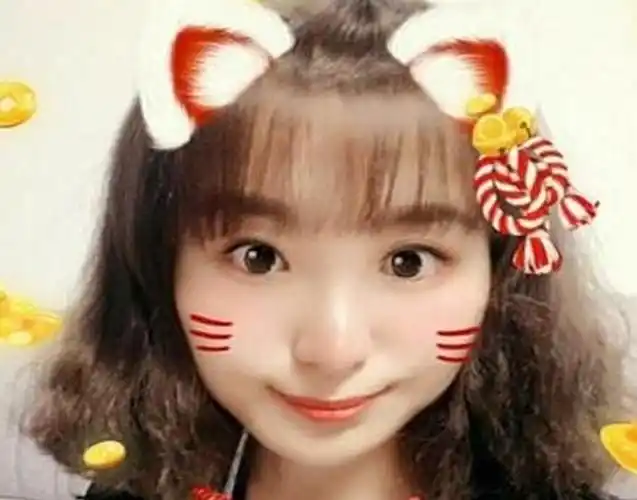 不过网上却有网友晒出了刘宇宁与女朋友的合照,从照片中可以看得出来