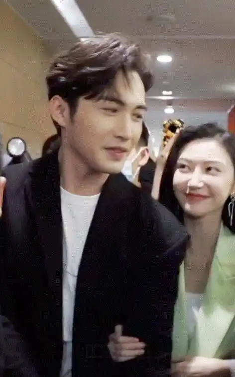 张彬彬采访全程盯景甜被问游戏女朋友谁重要回答疑似承认恋情