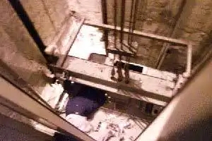 物业经理蹊跷死在电梯鲜血直流脑浆溢出图