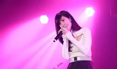 51岁周慧敏超冻龄 黑长直发神态依旧少女